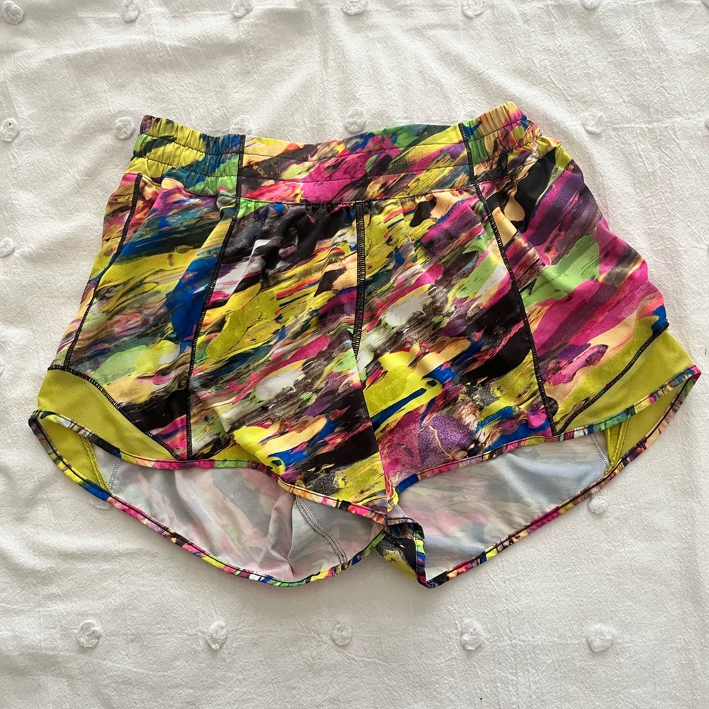WOMENS LULULEMON LOW RISE HOTTIE HOTS 4” IN NEON